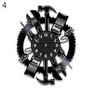 Puede incluir: Reloj de pared negro con un diseño circular que incorpora herramientas como un martillo, una llave inglesa y una hoja de sierra. La esfera del reloj es negra con números y manecillas blancas. Un artículo decorativo para un taller o garaje.