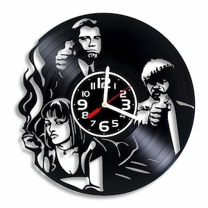 Op de afbeelding: Zwarte vinyl platen klok met een silhouet van drie personages uit de film Pulp Fiction. De wijzerplaat van de klok is wit met zwarte cijfers en wijzers.