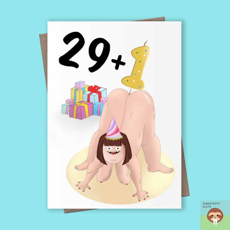 Puede incluir: Una tarjeta de cumplea&ntilde;os humor&iacute;stica con una ilustraci&oacute;n de dibujos animados de una persona con un gorro de fiesta y una vela de cumplea&ntilde;os. La tarjeta dice "29+1".