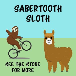 Puede incluir: Un perezoso marr&oacute;n montando una bicicleta con una llama marr&oacute;n de pie a su lado. El texto "SABERTOOTH SLOTH" est&aacute; en la parte superior de la imagen. El texto "SEE THE STORE FOR MORE" est&aacute; en la parte inferior de la imagen.