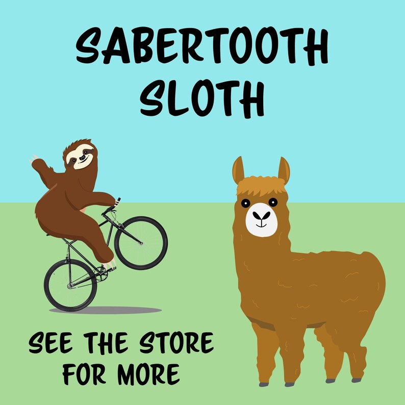 Puede incluir: Un perezoso marr&oacute;n montando una bicicleta con una llama marr&oacute;n de pie a su lado. El texto "SABERTOOTH SLOTH" est&aacute; en la parte superior de la imagen. El texto "SEE THE STORE FOR MORE" est&aacute; en la parte inferior de la imagen.