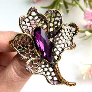 Vintage Inspired Crystal Rhinestone Brooch: Elegant Flower Pin