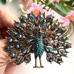 Vintage Style Peacock Brooch: Shimmering Blue Rhinestone Bird Pin