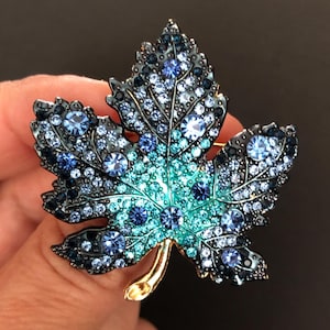 Ahornblatt Brosche - Funkelnder Blauer Strass Akzent - Herbst Schmuck - Geschenkidee für Naturliebhaber