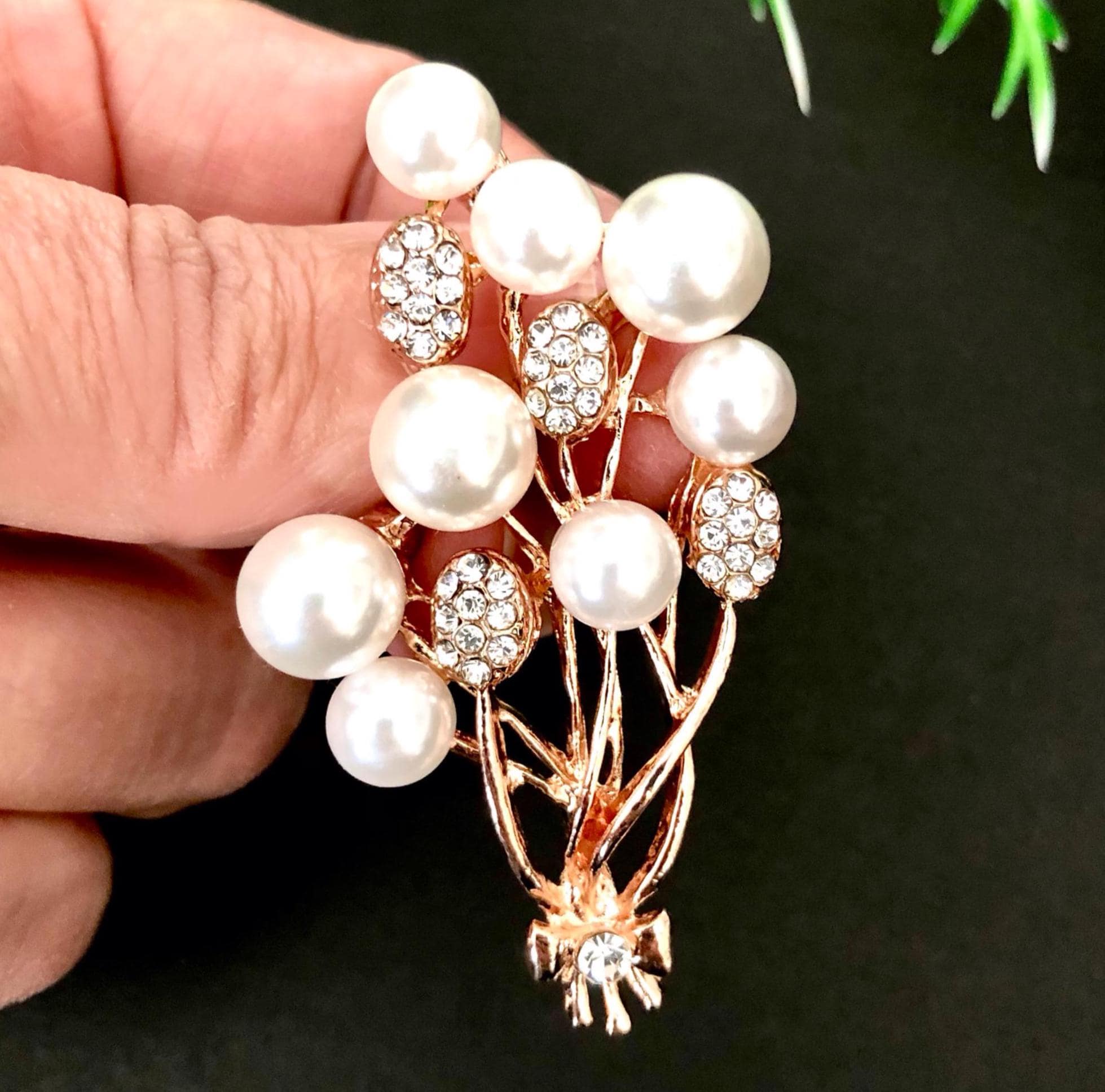 NWT - Cream White Floral Pearl Brooch Pin Bridal Shower MOTB Brunch Wedding Amazon.com: AeraVida Cultured Freshwater White Pearls Retro  main image 2