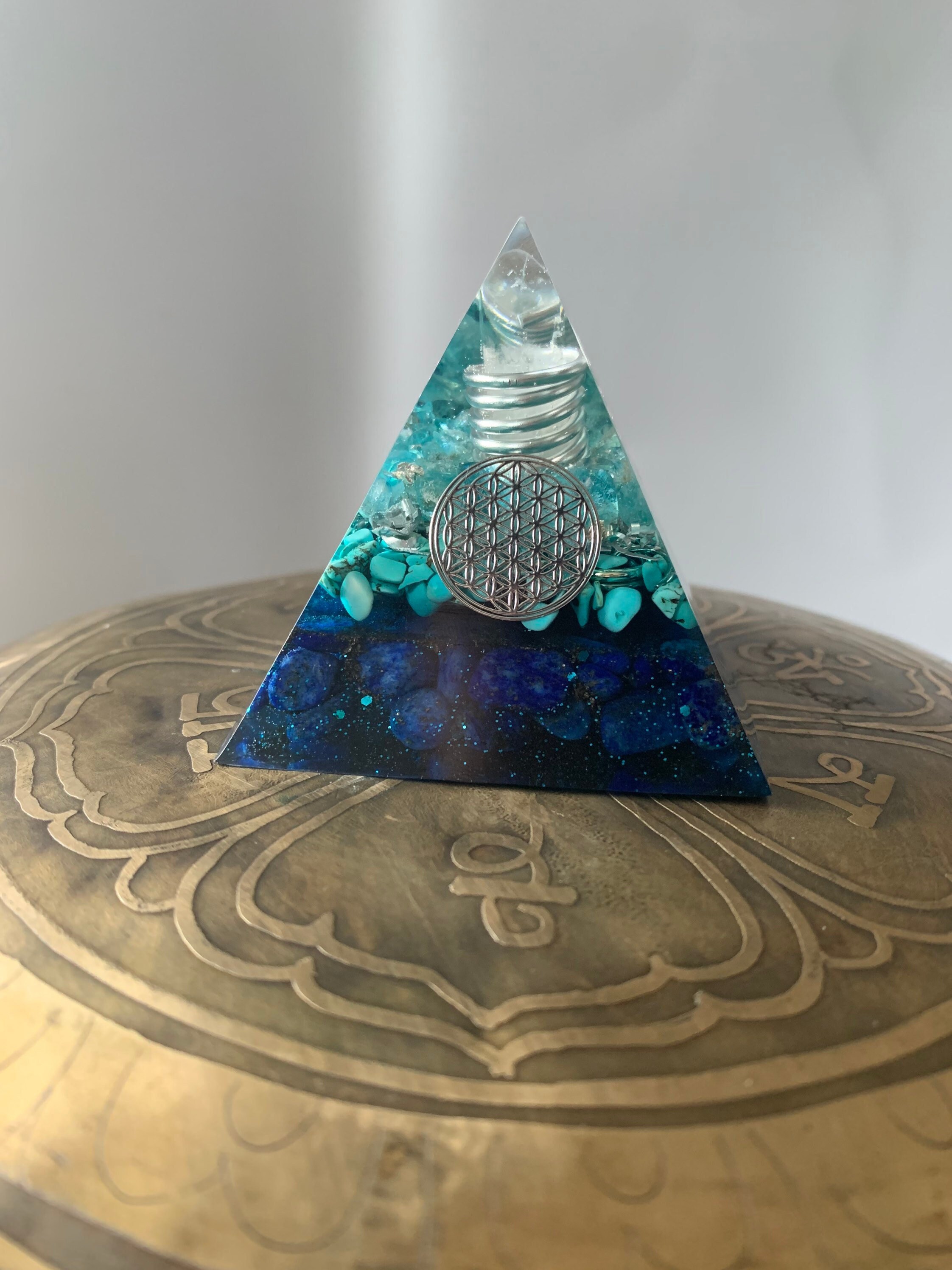 Pyramide Énergétique - Orgonite Chakra Gorge & 3Eme Œil Communication Clairvoyance Fleur de Vie