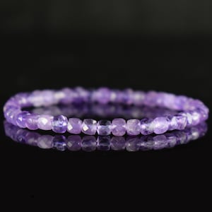 Peut inclure: Un bracelet en améthyste violette avec des perles facettées.