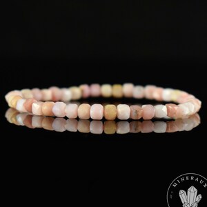 Peut inclure: Un bracelet en opale rose avec des perles facettées. Le bracelet est fait de pierres naturelles et mesure environ 18 cm de long.