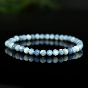 Bracelet Opale Bleue du Chili – Bracelet Pierre Naturelle Facettée – Bracelet Minimaliste Perles 4mm – Bijou Élégant