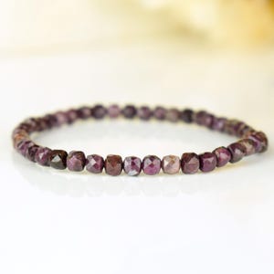 Armband met natuurlijke donkere robijn – Armband met gefacetteerde kubische robijn – Minimalistische armband met natuursteen – Elegant sieraad voor dames en heren