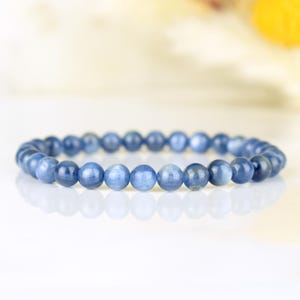 Blå kyanit disten armband, 6mm runda naturliga pärlor - Frigörande - Cirkulation - Lugnande