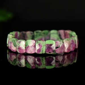 Op de afbeelding: Een groene en roze edelsteen armband met vierkante kralen. De armband is gemaakt van natuurlijke stenen en heeft een gepolijste afwerking.