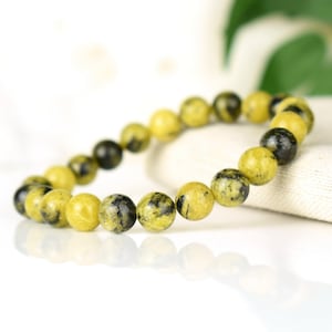 Peut inclure: Un bracelet de pierres précieuses jaunes et noires avec des perles rondes.