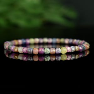 Armband met veelkleurige saffieren en 4 mm natuurlijke gefacetteerde kubische kralen - Positief denken - Zorg - Stabiliteit