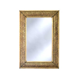 Könnte beinhalten: Ein rechteckiger, verzierter Spiegel mit einem goldfarbenen Rahmen. Der Rahmen ist mit einem geschnitzten Design mit filigranen Details versehen.