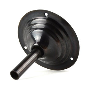 Pode incluir: Acessório de tubo de metal preto com uma parte superior redonda e abobadada e três furos. O acessório de tubo tem um acabamento liso e polido.