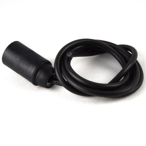 Puede incluir: Un cable eléctrico negro con un enchufe negro en un extremo y un cable negro en el otro extremo.