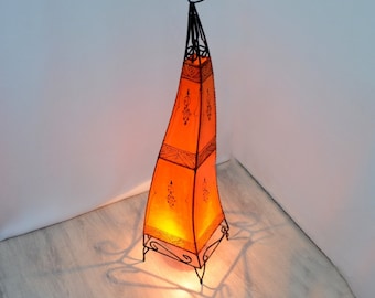 Lampa podłogowa orientalna Alia pomarańczowa 100 cm Lampa marokańska Stelaż wykonany z żelaza kutego ręcznie Klosz wykonany ze skóry malowanej ręcznie 320344