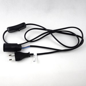 Könnte beinhalten: Schwarzes Stromkabel mit einem integrierten Schalter und einem Stecker an einem Ende und einer Lampenfassung am anderen Ende.