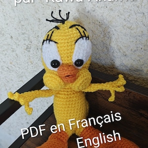 Peut inclure: Un oiseau jaune au crochet avec des yeux blancs, des pupilles noires et un bec et des pieds orange. L'oiseau a les bras tendus. Le texte sur l'image indique "modèle Titi par Kawa-Akuma" et "PDF en Français English".