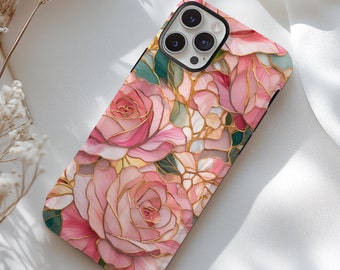 Puede incluir: Una funda de teléfono con un diseño floral de rosas rosas, hojas verdes y contornos dorados. La funda tiene un borde negro y está sobre un fondo blanco. El diseño tiene un efecto de vidriera.