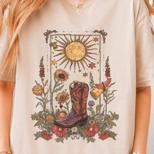 Cowgirl Stiefel Boho Celestial Tarot T Shirt Western Wild Blumen Grafik T-Shirt Mystic Geschenk für Tarot Liebhaber Festival Cowboy Boho Style
