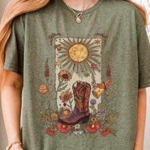 Western Cowgirl Stiefel Boho Tarot T-Shirt Wilde Blumengrafik Tee Celestial Mystic Geschenk für Tarot Liebhaber Festival Cowboy Boho Style
