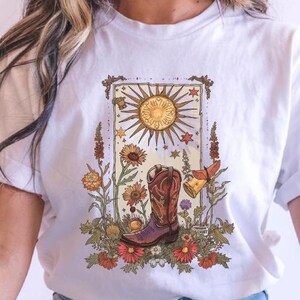 Himmlische Cowgirl Stiefel Boho Tarot T Shirt Western Wild Blumen Grafik T-Shirt Mystic Geschenk für Tarot Liebhaber Festival Cowboy Boho Style