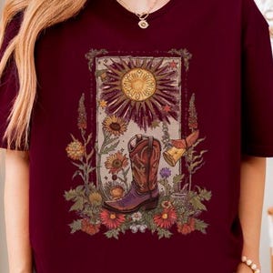 Western Cowgirl Stiefel Boho Tarot T-Shirt Wilde Blumengrafik Tee Celestial Mystic Geschenk für Tarot Liebhaber Festival Cowboy Boho Style