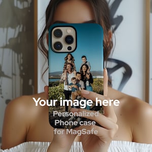 Peut inclure: Une coque de t&eacute;l&eacute;phone personnalis&eacute;e pour MagSafe avec un portrait de famille sous un ciel bleu. La coque est tenue devant une personne. Le texte "Your image here" est affich&eacute; au-dessus du texte "Personalized Phone case for MagSafe".