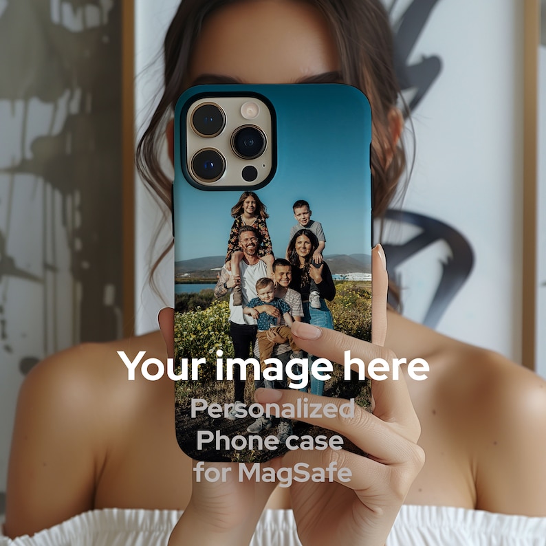 Peut inclure: Une coque de t&eacute;l&eacute;phone personnalis&eacute;e pour MagSafe avec un portrait de famille sous un ciel bleu. La coque est tenue devant une personne. Le texte "Your image here" est affich&eacute; au-dessus du texte "Personalized Phone case for MagSafe".