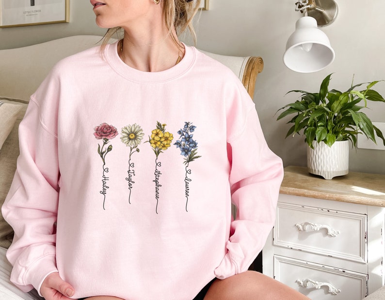 Pu&ograve; includere: Felpa rosa con un design floreale e i nomi Hadley, Taylor, Stephanie e Lauren scritti sotto i fiori.
