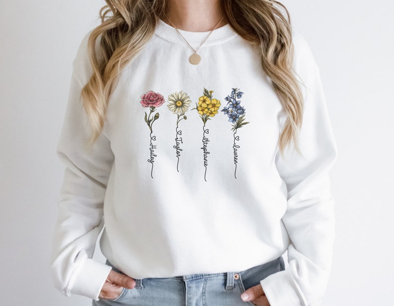 Pu&ograve; includere: Felpa bianca con un design floreale e quattro nomi: Hailey, Taylor, Stephanie e Lauren.
