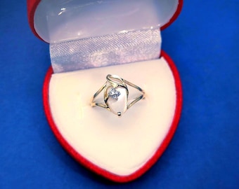 Vintage 10K Yellow Gold Oval Mother of Pearl Ring - Dainty Flowing Design With Diamond