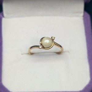 Classic 10K Gold Ring - 5mm Natural Pearl & Diamonds