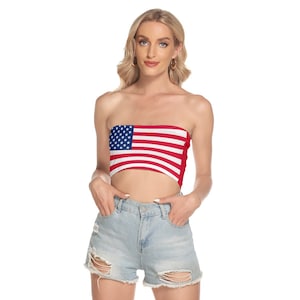 Op de afbeelding: Een rood en blauw strapless top met een Amerikaans vlagontwerp. De top is gemaakt van een rekbaar materiaal en heeft een getailleerde pasvorm.