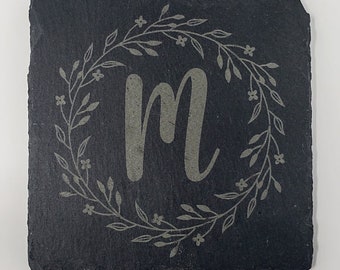 Posavasos de pizarra grabados con láser con inicial