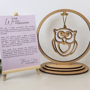 Ornement de hibou éducateur sage avec carte histoire