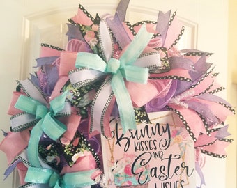 Corona de Pascua: Decoración primaveral en tonos pastel para la puerta con tres lazos