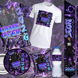 Può includere: Una collezione di articoli a tema laurea con un design viola e nero con la scritta "LEON GAME OVER 2026". Include magliette, un bottone, un sacchetto di snack, una bottiglia d'acqua e uno striscione.