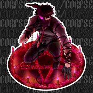 Op de afbeelding: Een persoon met een zwart masker met hoorns en een wit shirt is vastgebonden met kettingen en knielt op een pentagram omringd door kaarsen. Het pentagram is rood en glinstert.