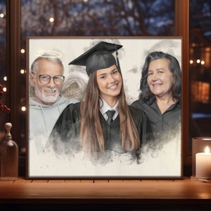 Puede incluir: Una pintura de acuarela de una graduada con una toga y birrete negros, con un halo sobre la cabeza de un hombre mayor y una mujer de pie detrás de la graduada.