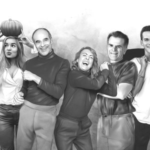 Puede incluir: Un grupo de cinco personas posando para una foto. Todos est&aacute;n sonriendo y riendo. La mujer de la izquierda sostiene una calabaza sobre su cabeza. Las personas visten ropa informal.