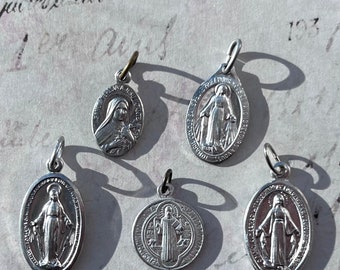 Wunderschöne Vintage religiöse französische Charms aus Aluminium, leichter Charm aus Metall, 5er-Set