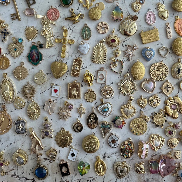 Wunderschöne, stilvolle Vintage-Charms aus 18-karätigem Gold, Teil 2, Nummern 67-142, mit Goldfüllung und Edelstahl-Halskette, individuell gestaltet