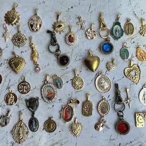 Wunderschöne Halskette im französischen Vintage-Stil mit goldenen Anhängern aus Metall und Kristallen, 56 cm lang, verstellbar – ein perfektes Weihnachtsgeschenk!