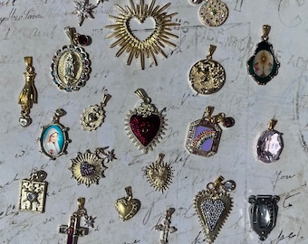 Hermosos y elegantes dijes antiguos dorados de estilo bohemio vintage. Elija entre un juego de 20.