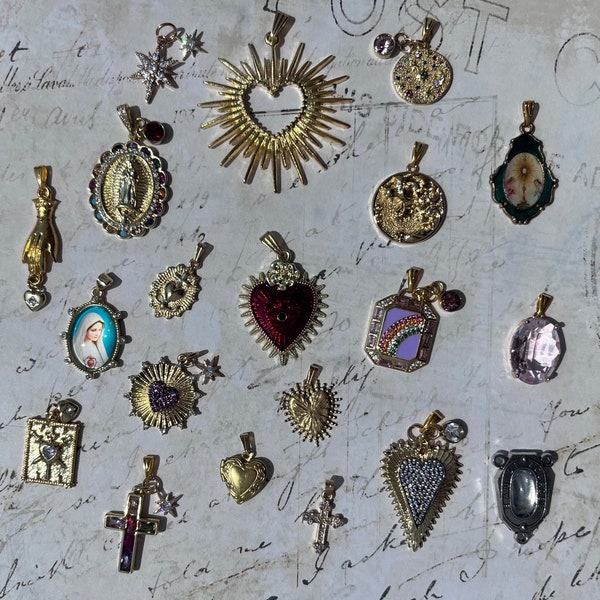 Wunderschöner Vintage-Stil mit goldenen Charms und antikem Charm zur Auswahl aus einem Set mit 20 Halsketten, 22 Zoll verstellbar