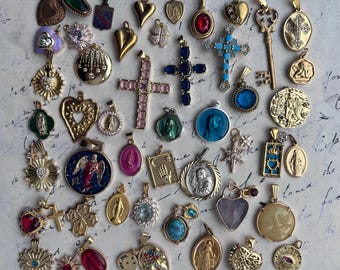 Hermosos dijes religiosos estilo francés vintage de oro de 18k en excelentes condiciones, metales dorados, plata, Santa María, Jesús, collar antiguo, elija el conjunto