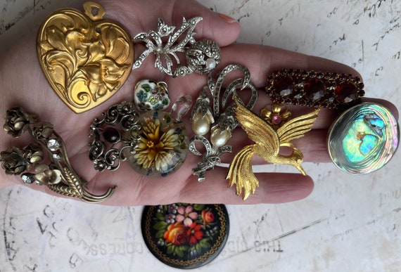 LOT 0002 - Set of 39 Antique Old Vintage Pendants… - image 2